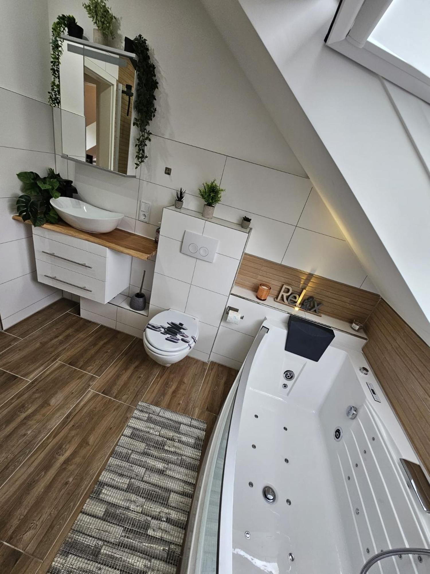 Tautraum Suite Mit Whirlpool Und Gruenem Ausblick Wilhelmshaven Exterior photo