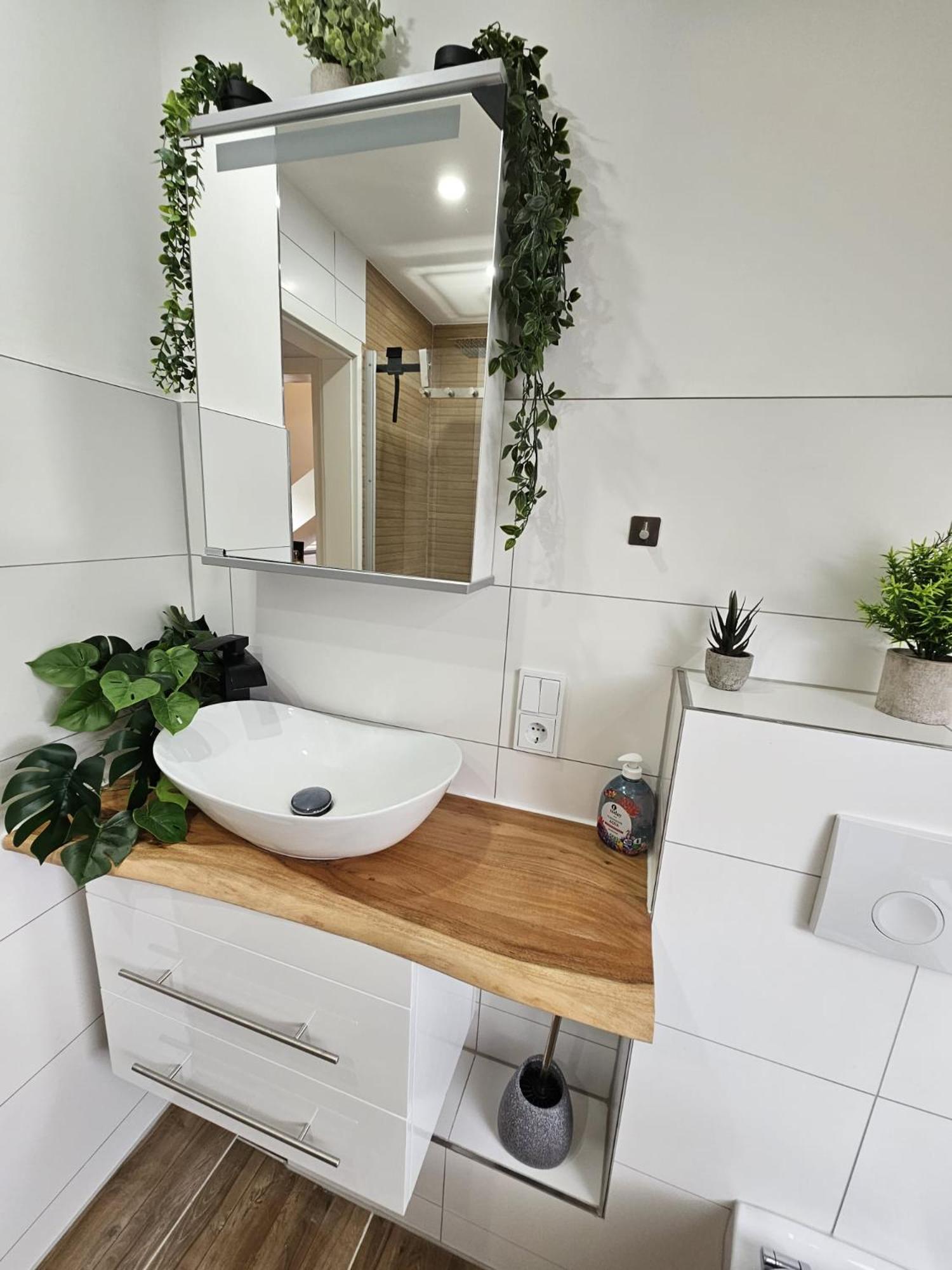 Tautraum Suite Mit Whirlpool Und Gruenem Ausblick Wilhelmshaven Exterior photo