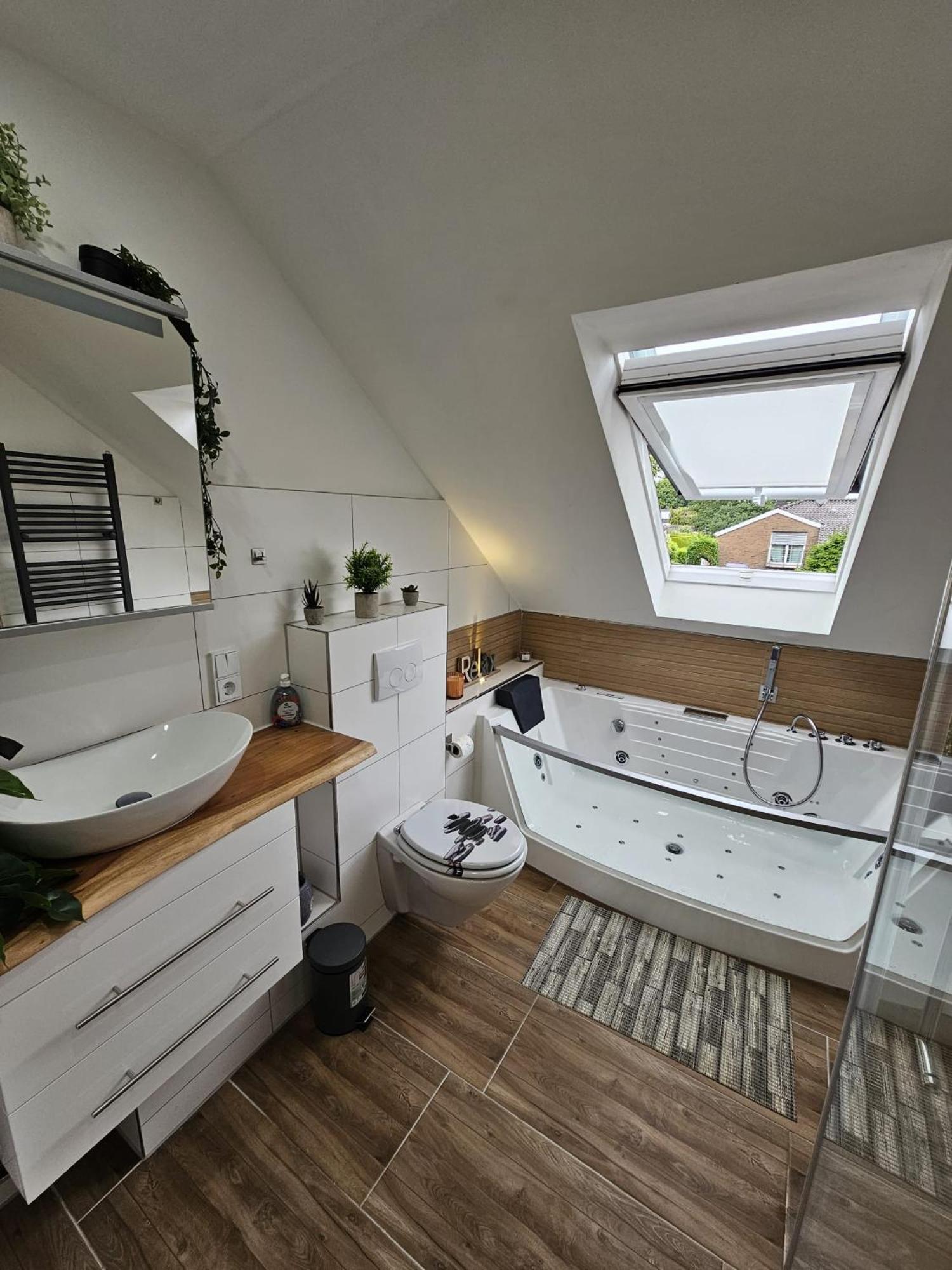Tautraum Suite Mit Whirlpool Und Gruenem Ausblick Wilhelmshaven Exterior photo
